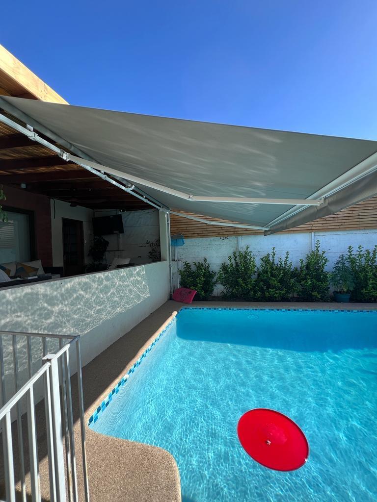 Bar en piscina domiciliaria