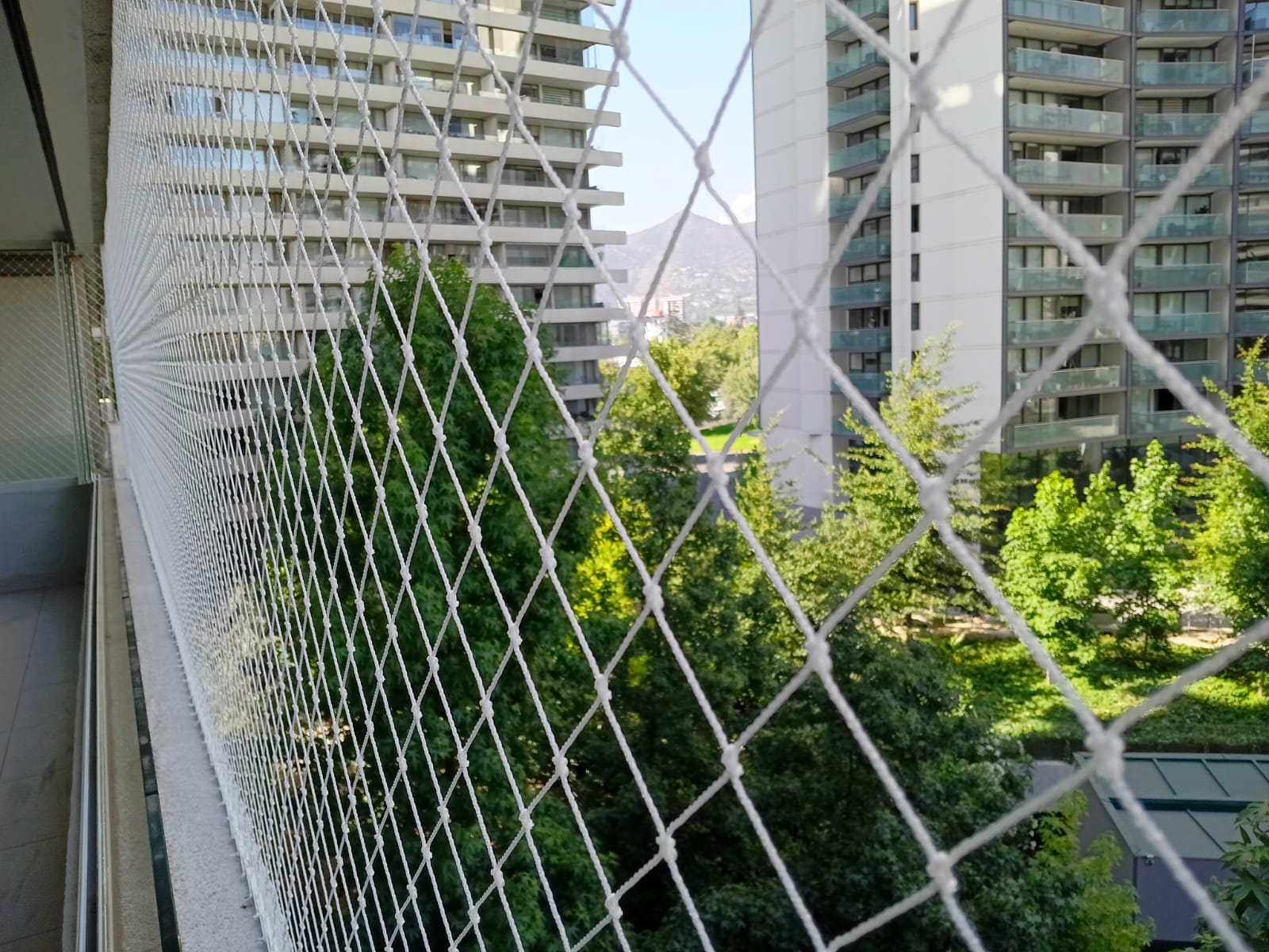 Malla de seguridad instalada en balcón