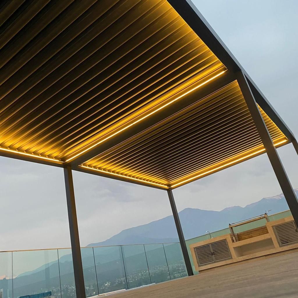 Pérgola bioclimática de aluminio con lamas abatibles